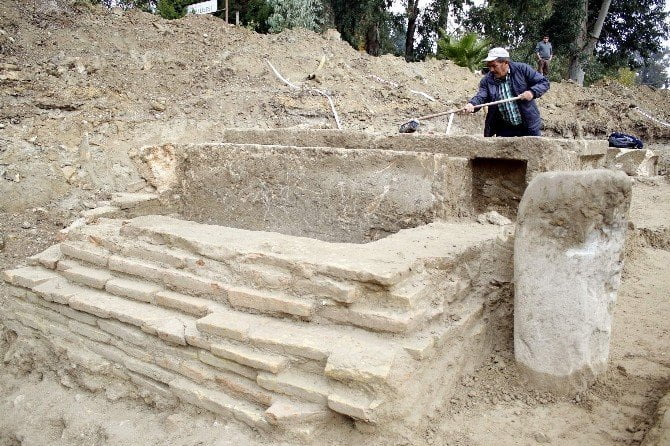 antalyada-yurt-insaatinin-temel-kazasinda-yerin-yaklasik-1-metre-altinda-002